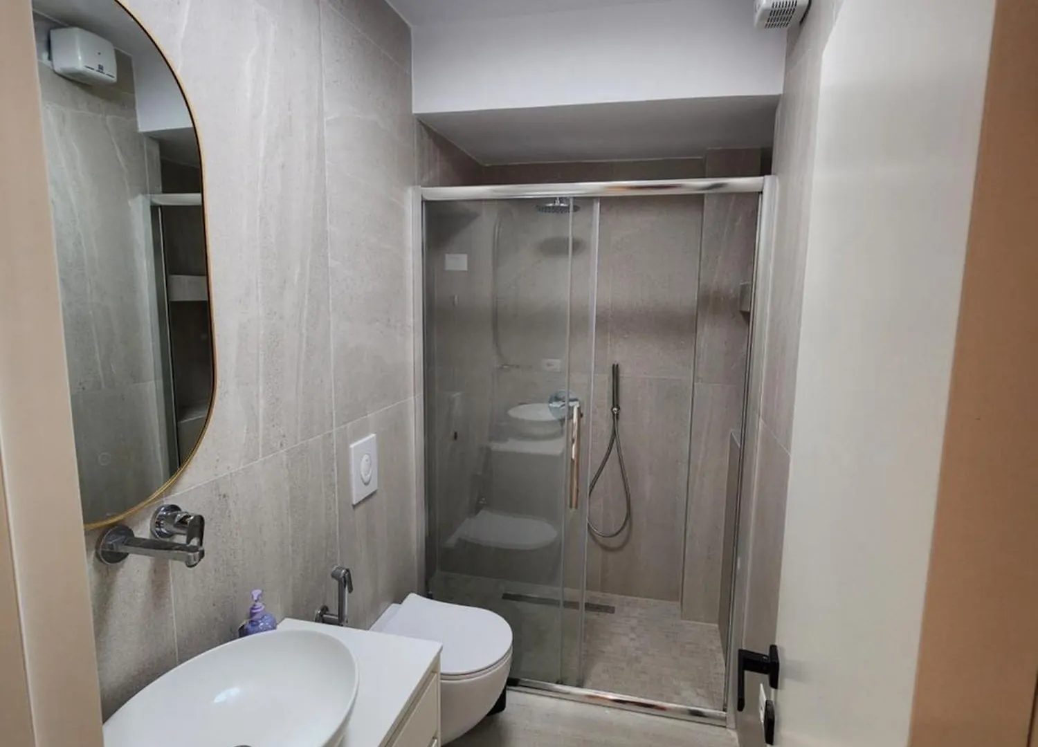 Ne Tirane Apartament 0*, Tirana